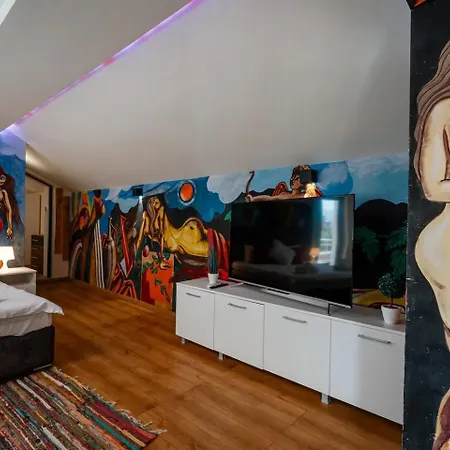 Artistic Loft With Amazing View, Mrenicov Apartment *