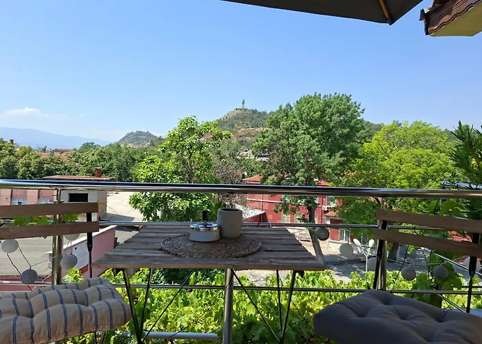 Artistic Loft Panoramic View Top Center