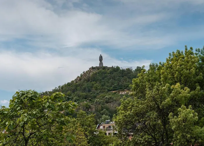 Artistic Loft Panoramic View Top Center Apartment *