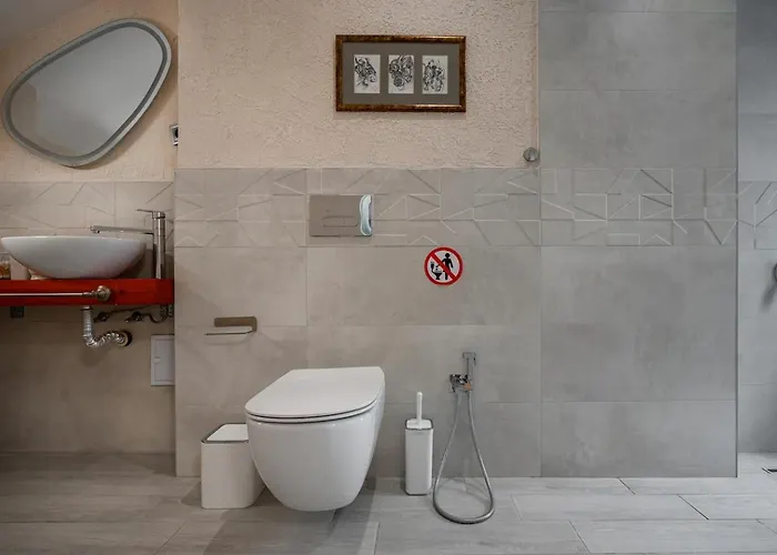 Artistic Loft Panoramic View Top Center