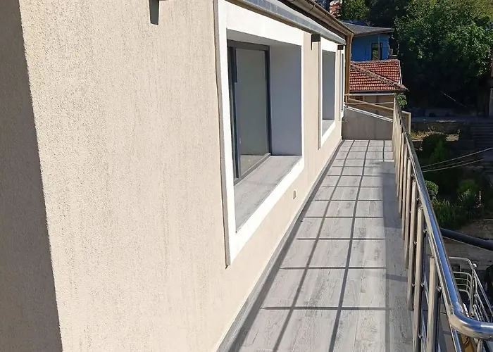 Artistic Loft Panoramic View Top Center *